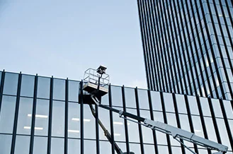 Fensterreinigung-Gewerbe-mit-Hebebühne